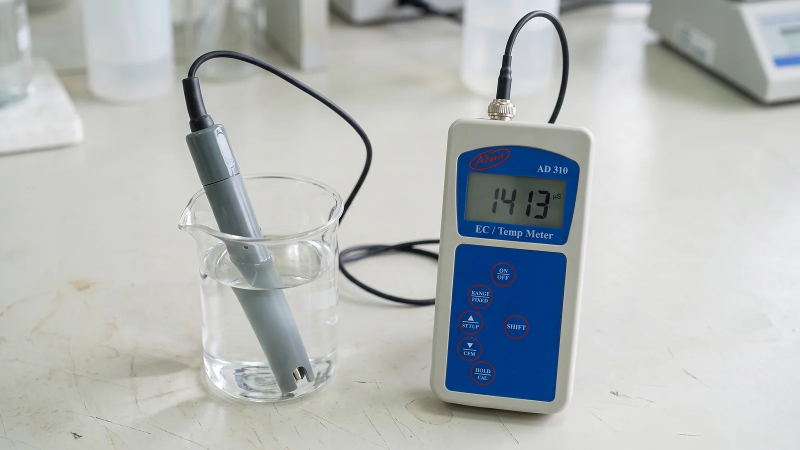 ADWA AD310 prenosni merilnik prevodnosti in temperature